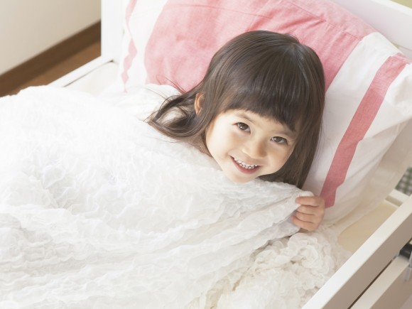 子どもの一人寝は何歳から始めるべき?