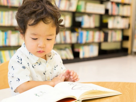 子どもを絵本好きから読書好きにするための4つのポイントとは?