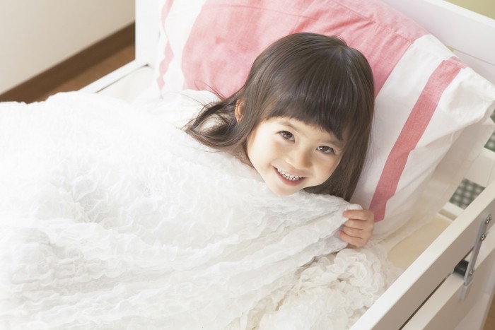 子どもの一人寝は何歳から始めるべき？