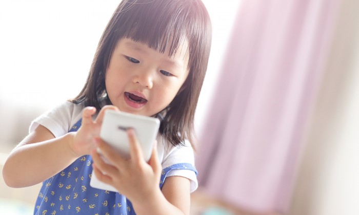 子どもにいつからスマホを持たせるべき？世の中の声と考えるべきルールとは