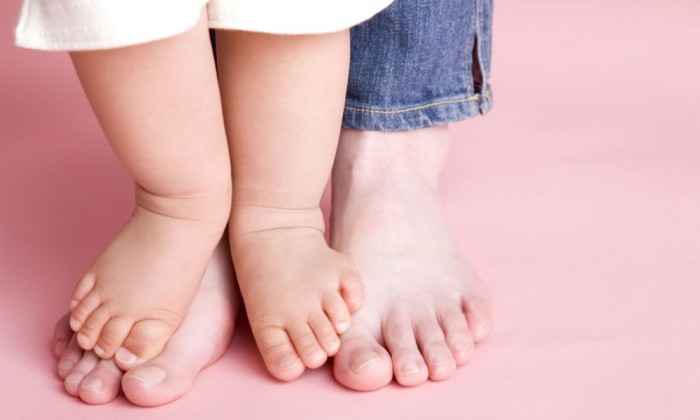 ママ必見！前抱き抱っこの弊害!? あなたのお子さんの足は正しく成長できていますか？