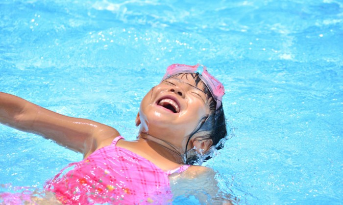 子どもの水嫌いを克服させる4つのコツ＆親子で知っておきたい着衣泳とは？