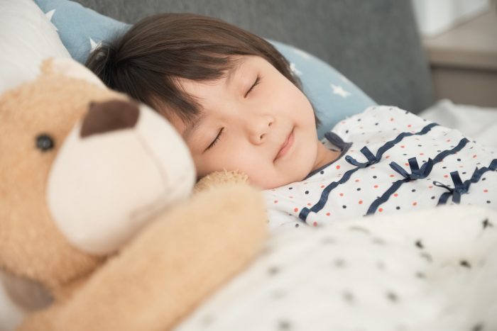「寝る子は賢く育つ」は本当だった！早寝早起きと学力の関係性【医師監修】
