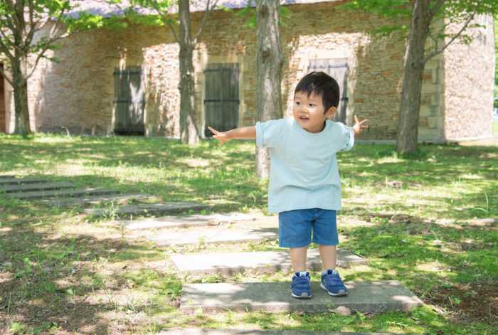 【公認心理師監修】外遊びの効果とは？ 五感を刺激しスクリーンタイムも短くなる！