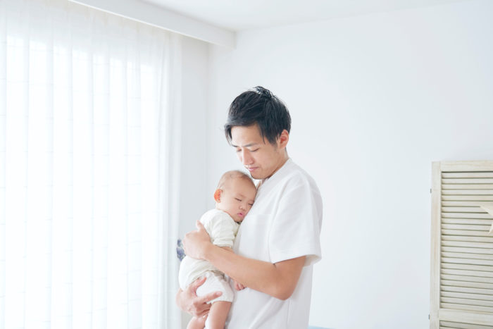 日本の父親は「知識なし、経験なし、支援なし」 「父子手帳」で産前意識改革へ！