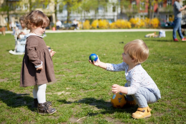 小さな子どもが公園で遊んでいる様子