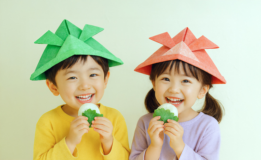 おにぎりを頬張る男の子と女の子
