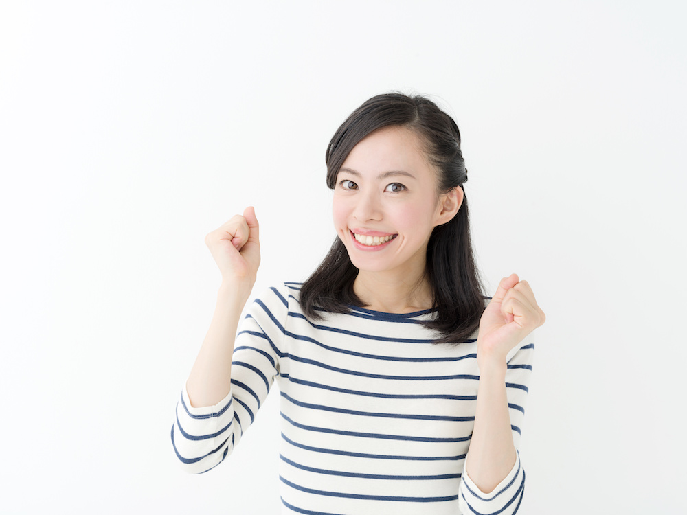 元気にガッツポーズをしている女性