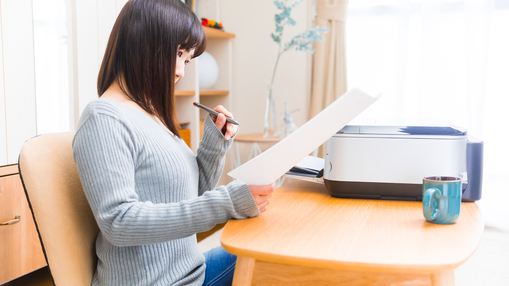 母親が願書を見て悩んでいる様子