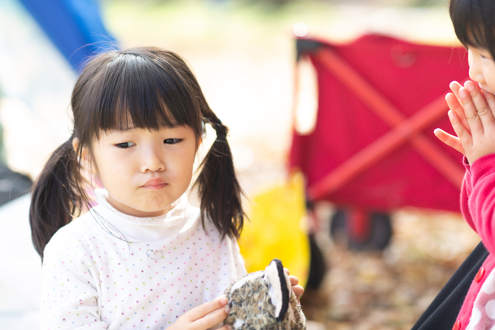 後ろめたさがある表情をする女の子