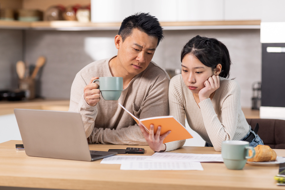 母親と父親が悩んでいる様子