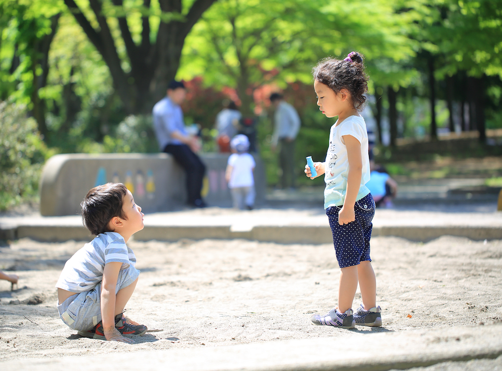公園でもめる子ども2人