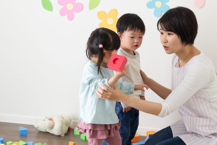 子どもが“友だちのおもちゃを取った”ときの年齢別の理由と親の対応